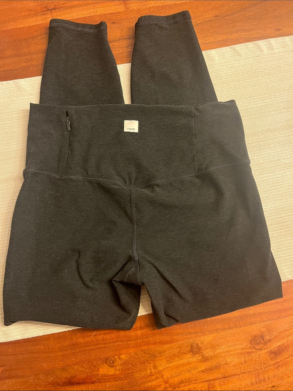 Vuori High-Waist Black Leggings with Pocket